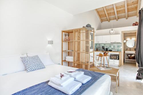 AspiotádesKumquart estate- Mandarin的一间卧室配有带毛巾的床