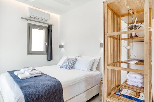AspiotádesKumquart estate- Mandarin的一间卧室设有一张床和一个书架