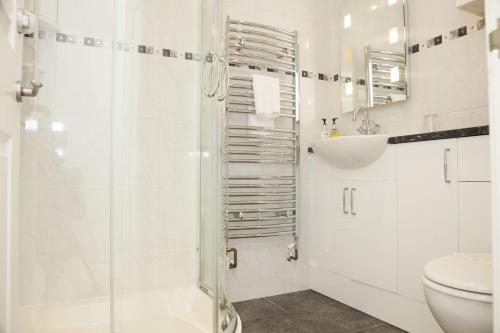 帕兹托Trevose House的带淋浴和盥洗盆的白色浴室