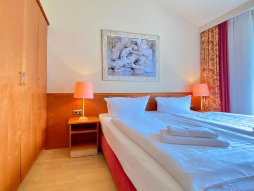 黑灵斯多夫Residenz Bleichröder - Ferienwohnung Charlotte的一间卧室配有蓝色的床和2条毛巾