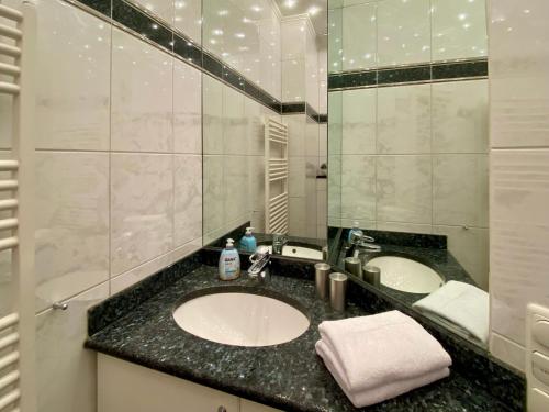 黑灵斯多夫Residenz Bleichröder - Ferienwohnung Charlotte的浴室设有2个水槽和镜子