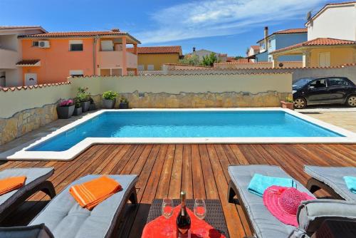 巴尔巴里加Ferienhaus mit Privatpool für 6 Personen ca 80 qm in Barbariga, Istrien Istrische Riviera的房屋旁甲板上的游泳池
