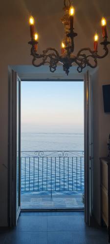 阿马尔菲Casa Gargano Ravello Amalfi Coast的通往海景阳台的开放式门