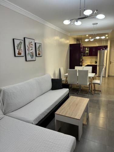 科拉雷侯Apartamento Corralejo的客厅配有沙发和桌子