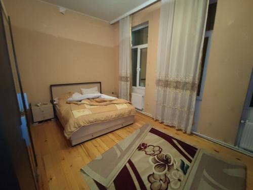 舍基Sheki city villa的一间小卧室,配有床和窗户