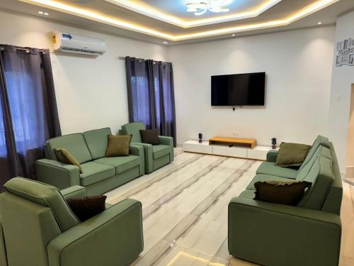 EjisuCalm Luxurious Home的带沙发和平面电视的客厅