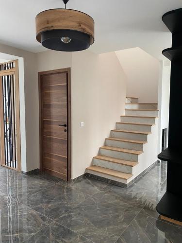 帕艾维坡斯特Maison Paray- Orly- Parking Privé的走廊上设有楼梯和木门