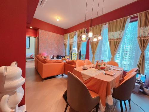 香港香港將軍澳歐式風格3房2廳高級公寓的用餐室配有橙色椅子和餐桌