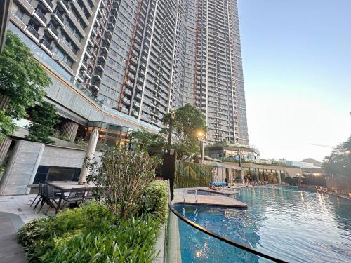香港香港將軍澳歐式風格3房2廳高級公寓的一座位于高楼城市的游泳池