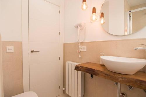 格拉纳达Amplio y moderno apartamento en el centro de Graná的浴室设有白色水槽和镜子