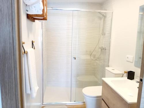 里贝拉A PINTEGA DAS DUNAS的带淋浴和卫生间的白色浴室