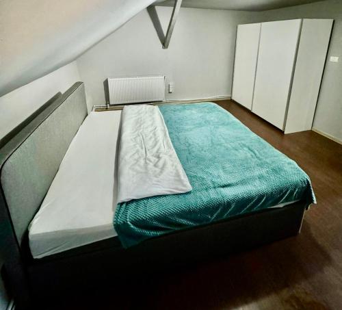 Serbian House客房内的一张或多张床位