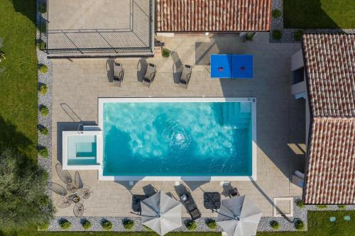 罗波里卡Ferienhaus mit Privatpool für 7 Personen ca 200 qm in Loborika, Istrien Südküste von Istrien的享有带椅子的游泳池和游泳池的顶部景致