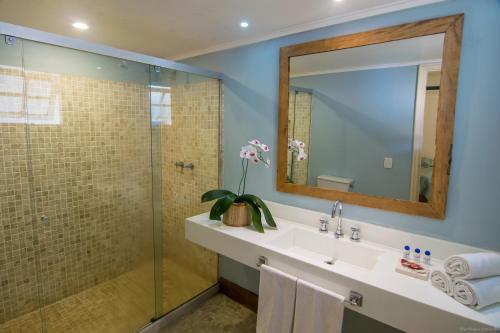 布希奥斯杜斯玛尔酒店的一间带水槽和淋浴的浴室