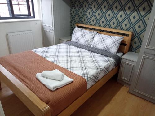 博尔顿SEVENOAKS的小卧室配有带2条毛巾的床