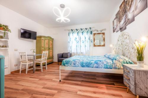 马萨鲁布朗斯阳光度假屋的一间卧室配有一张床、一张桌子和一张桌子
