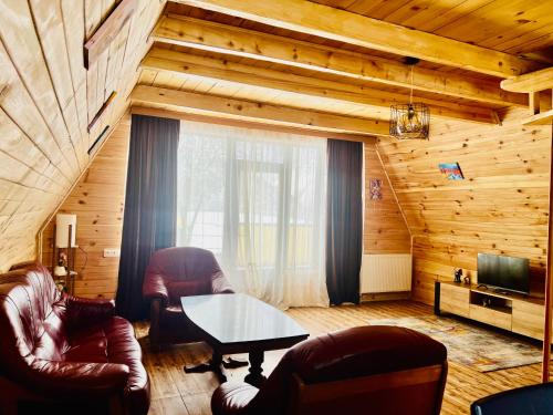 博尔若米Borjomi-sadgeri''Twins''的客厅配有皮革家具和大窗户
