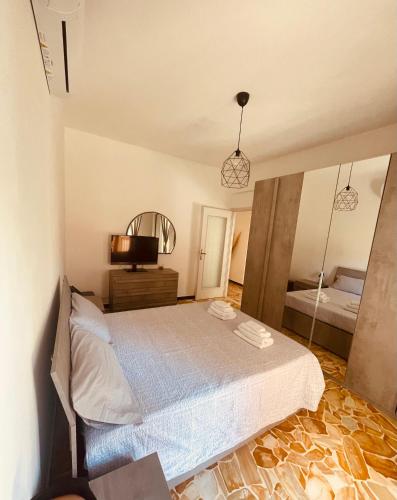 瓦拉泽Casa vacanze LA NINA的一间卧室配有一张床和镜子