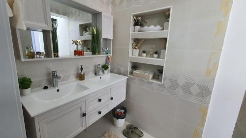 Āsamشاليه لحظات的白色的浴室设有水槽和镜子