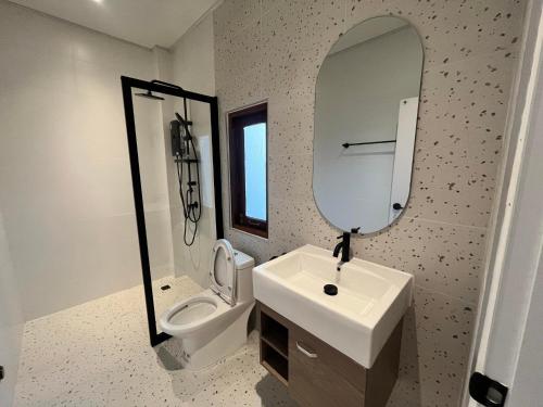 乌隆他尼บ้านพูลวิลล่าอุดรธานี by บ้านแสนรัก的一间带水槽、卫生间和镜子的浴室
