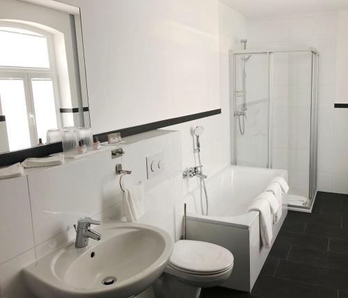 圣马丁Sebalds Apartments Zentrum Sankt Martin的白色的浴室设有水槽和卫生间。