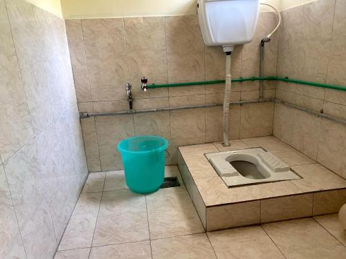 KhapaluMoon Light Guest House Khaplu的浴室设有水桶和卫生间,位于地板上