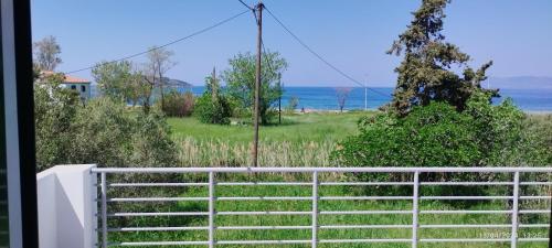 帕特雷Villa Lemonia的阳台享有海景。