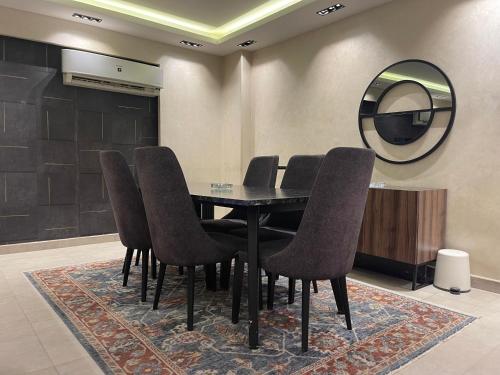 开罗ArabElite的一间带桌子和镜子的用餐室