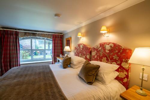 Falstone普赛特旅馆的酒店客房设有床和窗户。
