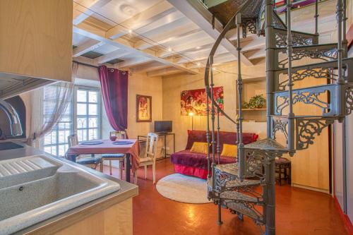 阿维尼翁La Chapelle du Miracle的厨房以及带螺旋楼梯的客厅。