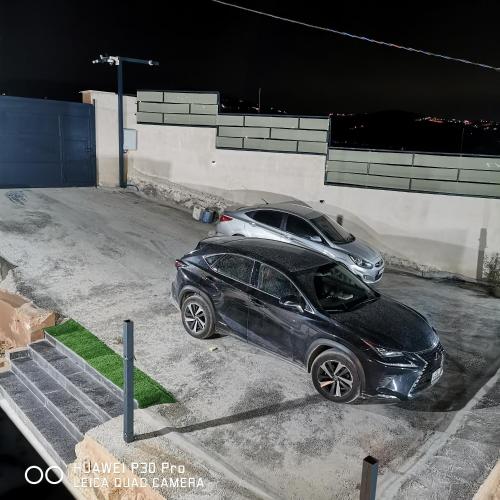 杰拉什Musk of night chalet的两辆汽车在晚上停在停车场