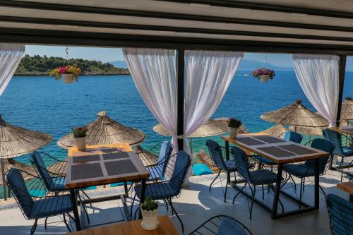 萨兰达Fabeno Villa的海景餐厅设有桌椅