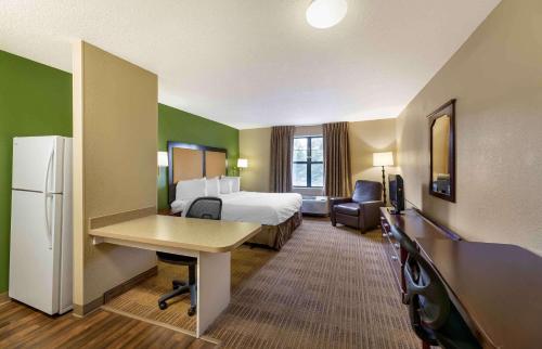 日耳曼敦Extended Stay America Suites - Washington DC Germantown Milestone的酒店客房配有一张床和一张书桌,客房则配有一张床