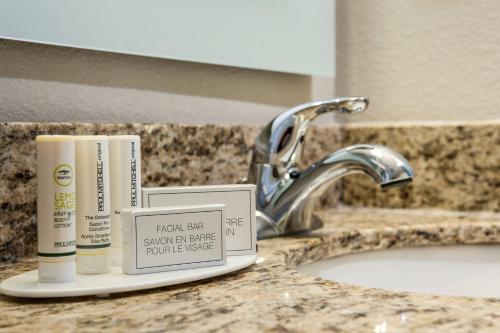 布卢明顿TownePlace Suites by Marriott Minneapolis near Mall of America的浴室水槽配有牙刷和防晒霜