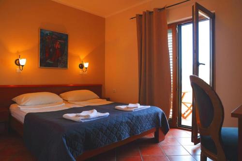 拉法洛维奇Garni Hotel Meduza的一间卧室配有一张床,上面有两条毛巾