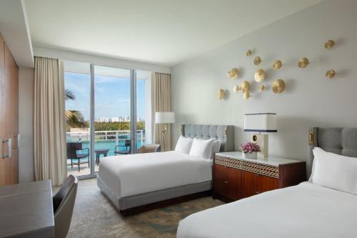 迈阿密海滩迈阿密巴尔港丽思卡尔顿度假村的酒店客房设有两张床和一个阳台。