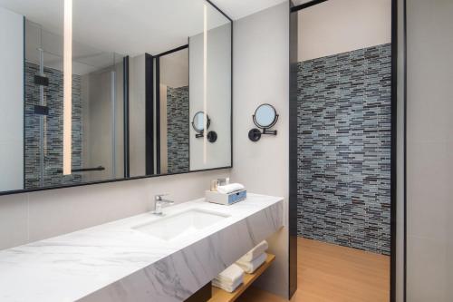 成都成都高新万枫酒店的一间带水槽和镜子的浴室