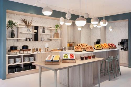 哥本哈根Fairfield by Marriott Copenhagen Nordhavn的厨房配有带食物的柜台