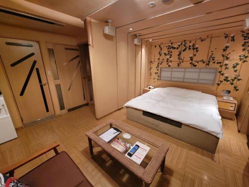 姬路TsukinoAkari月燈 姫路城隣的一间小卧室,配有一张床和一张桌子