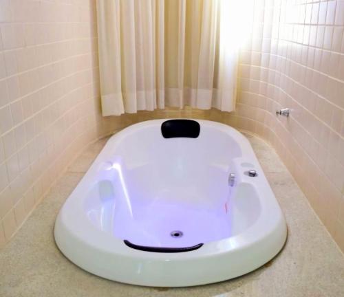 卡达斯诺瓦斯HOT SPRINGS HOTEL Caldas Novas-FLAT VIP的浴室内设有一个面部浴缸