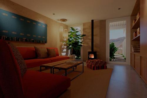 帕拉卡斯Acogedora Casa en Condominio Oasis的客厅配有红色的沙发和桌子
