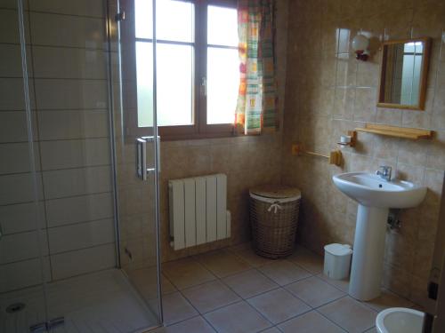 普兰凡Gîte Plainfaing, 4 pièces, 6 personnes - FR-1-589-267的一间带玻璃淋浴和水槽的浴室