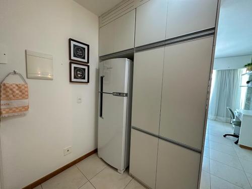 巴西利亚Flat Saint Moritz Brasília Hotel的一间带冰箱的白色厨房
