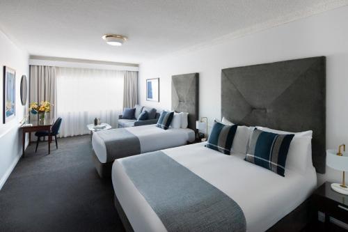 城堡山Peppers The Hills Lodge的酒店客房,设有两张床和一张沙发