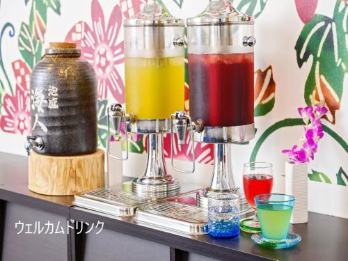 那霸东横INN 冲绳那霸旭桥站前的坐在桌子上,用玻璃杯喝两杯