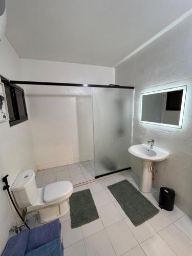 达喀尔Le cocon by sdm的一间带卫生间和水槽的浴室