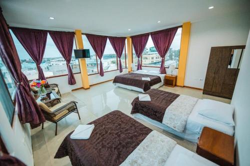 阿约拉港Galápagos Trip的酒店客房设有两张床和大窗户。