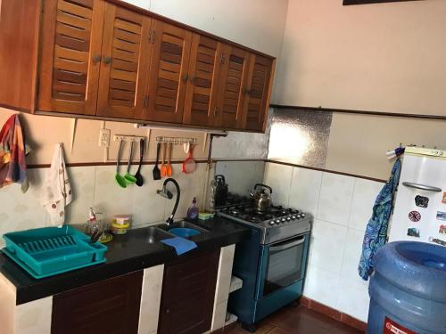 圣克鲁斯Oasis的厨房配有水槽、炉灶和橱柜。
