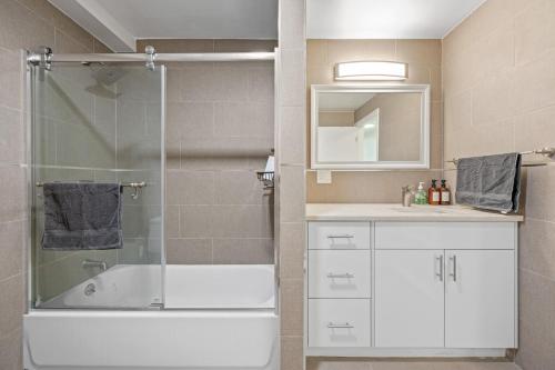纽约Upper East Side Luxury 3BR 2B的带淋浴、浴缸和盥洗盆的浴室