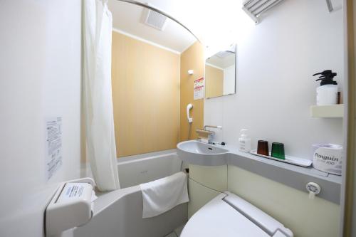 京都Smile Hotel Kyoto Karasuma Gojo的白色的浴室设有水槽和卫生间。